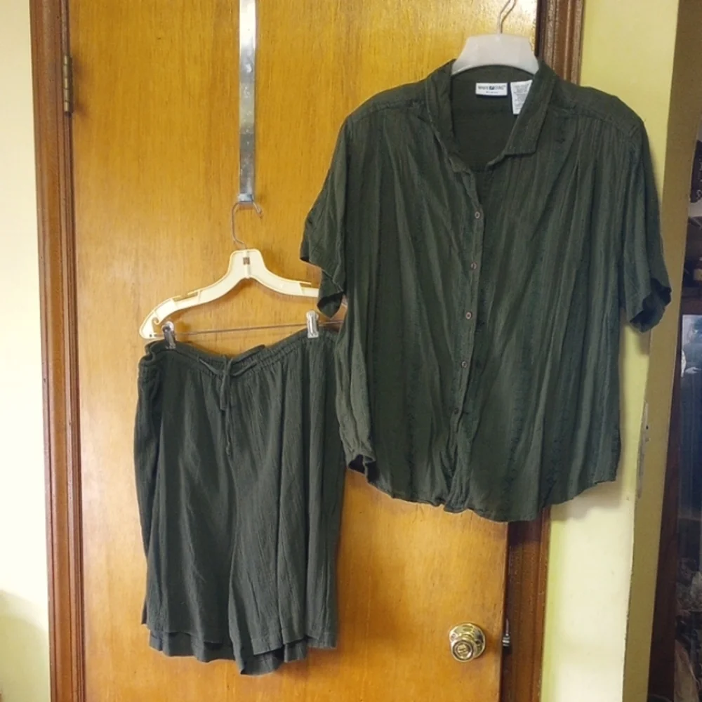White Stag Olive Green Textured Cotton Shorts Set. Size 22W/24W.  Collar